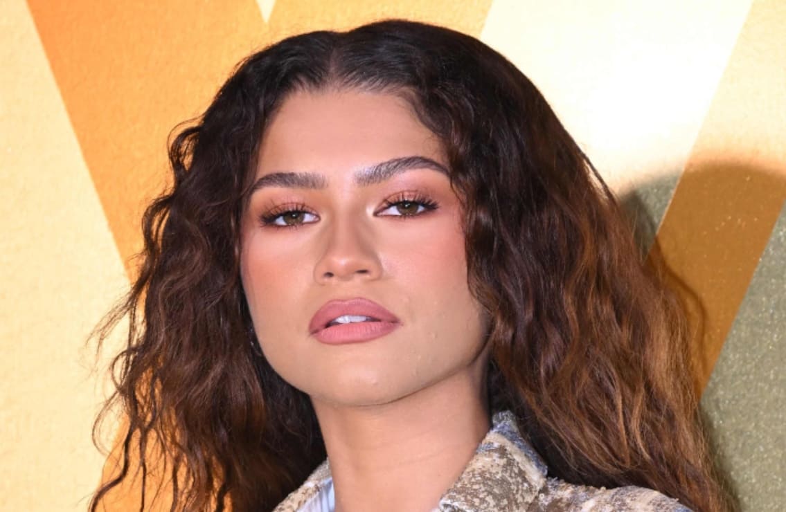 Zendaya reaparece en su look más atrevido, lingerie rojo y abrigo de peluche