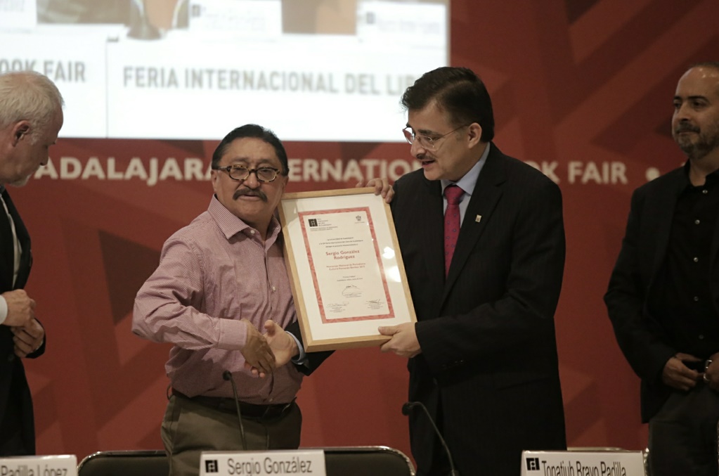 Recibe periodista Sergio González homenaje en la FIL de Guadalajara