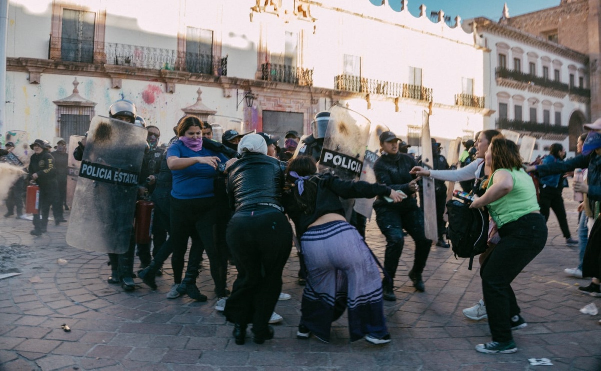 Policías detienen a feministas en Zacatecas después de la Marcha 8M