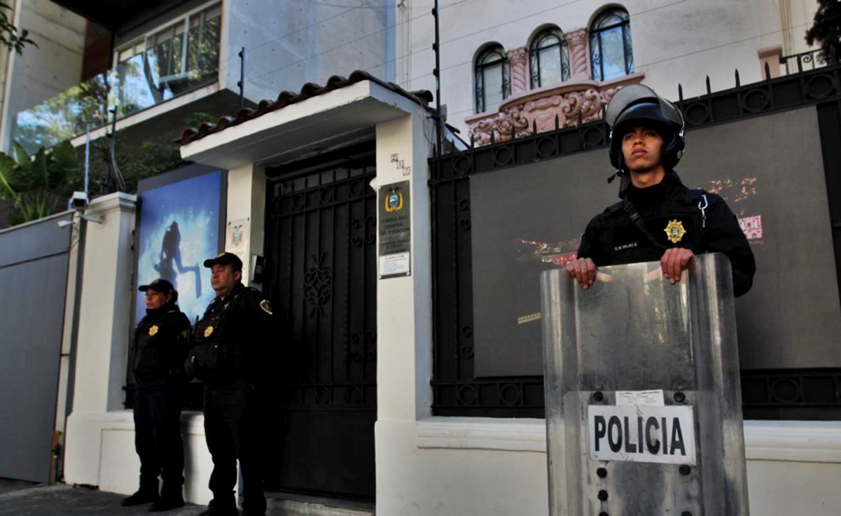 Policía de la CDMX resguarda embajada de Ecuador en México