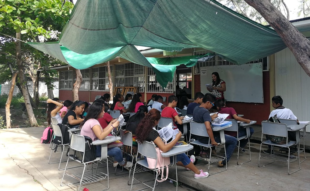 A un año del sismo del 7-S, alumnos aún toman clases bajo lonas en Oaxaca