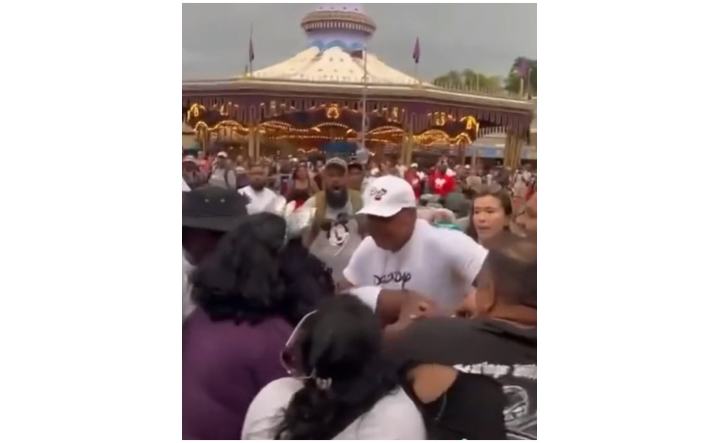 "Nos prohibieron Disney": se arma pelea campal entre dos familias en parque de Orlando