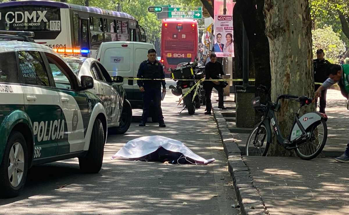 Muere ciclista tras ser atropellado por una unidad de transporte público sobre carril confinado en Reforma