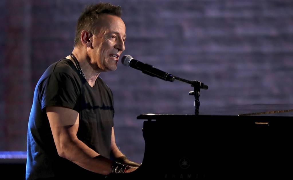 Bruce Springsteen detiene concierto y critica política migratoria de Trump
