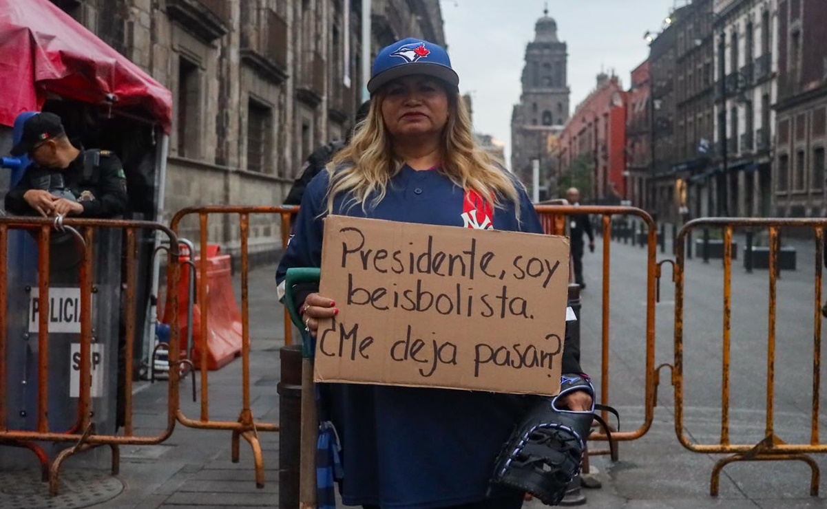 Madre buscadora Ceci Flores recurre a traje de beisbolista para buscar que AMLO la atienda