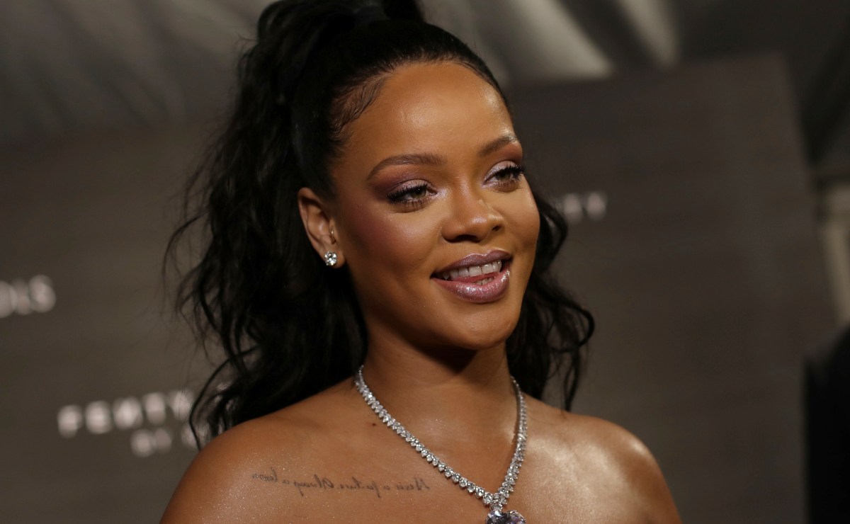 Rihanna impacta con lencería púpura y presume corte de pelo mullet