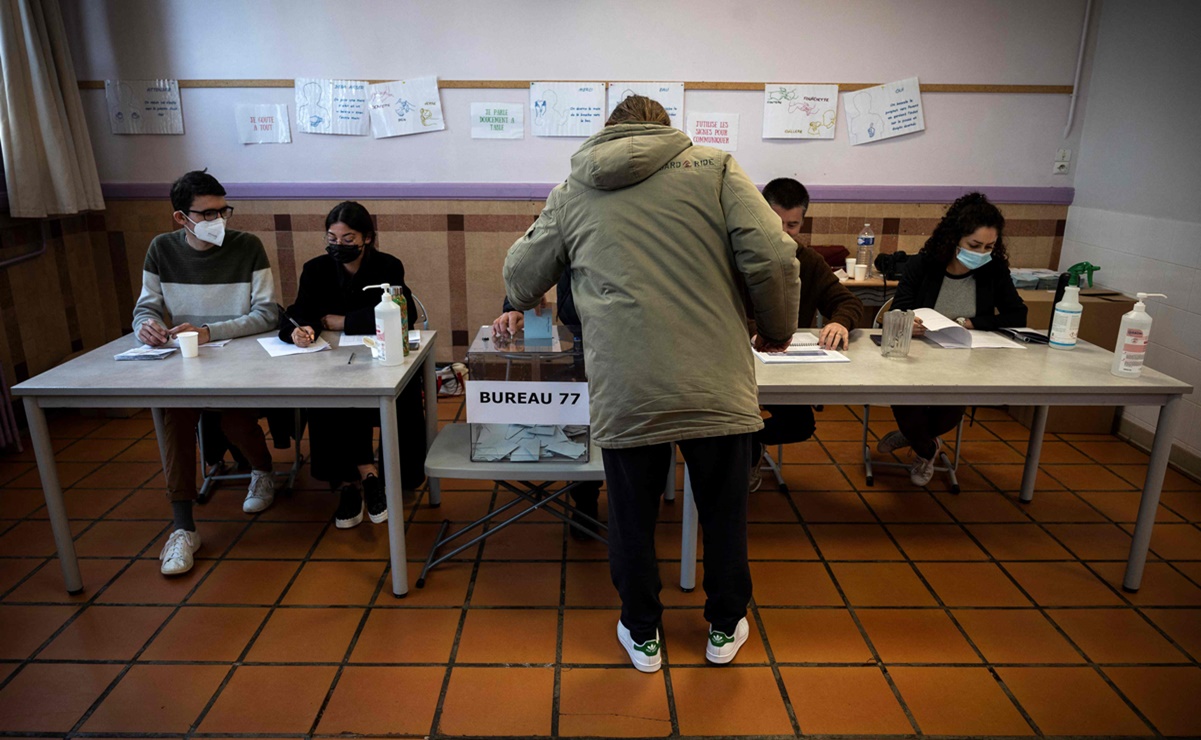 Con escasa participación y frío, avanzan elecciones presidenciales en Francia