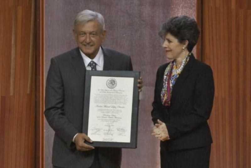 Recibe AMLO constancia de presidente electo