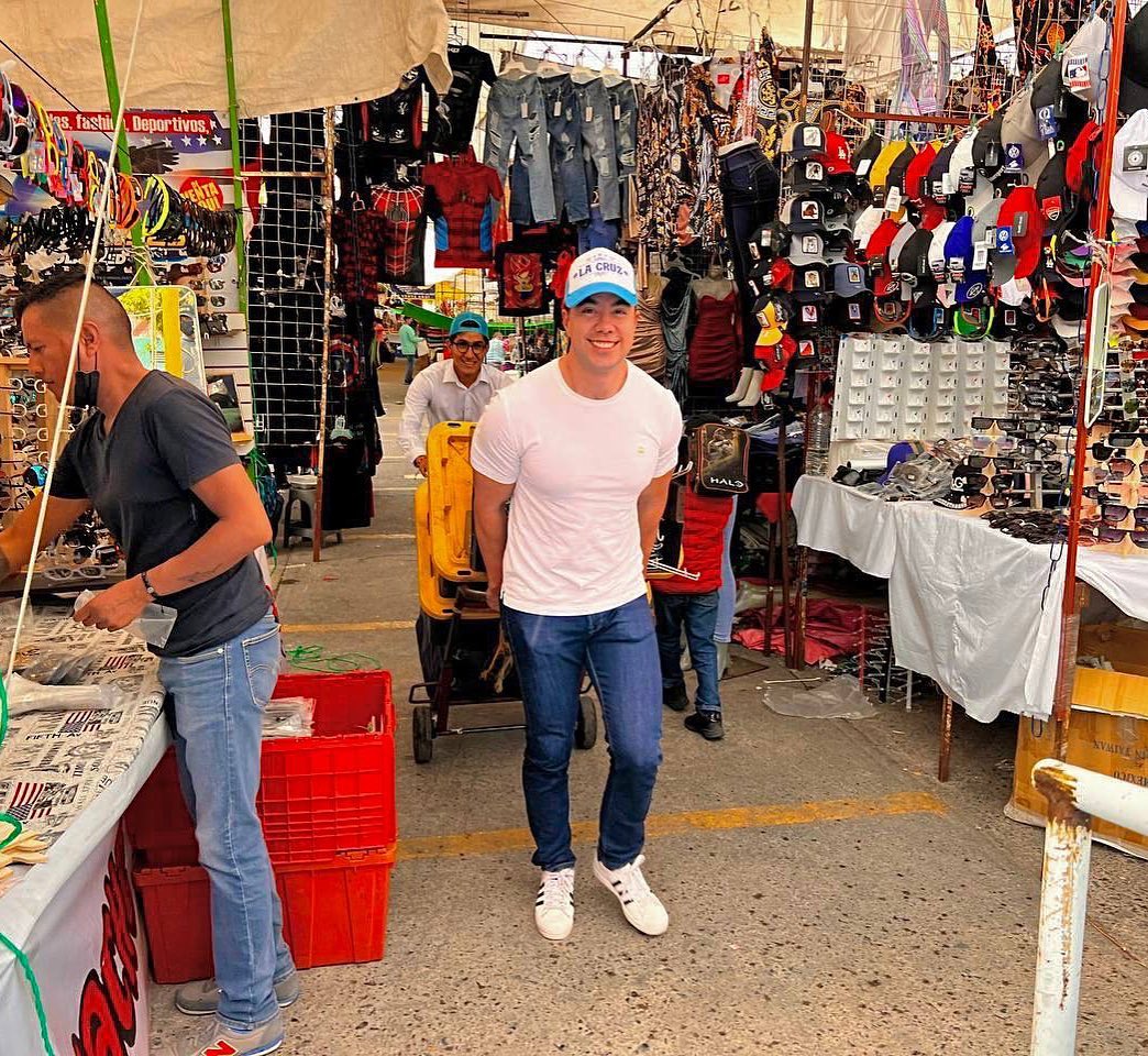 Felifer carga cajas en el tianguis y se vuelve viral 