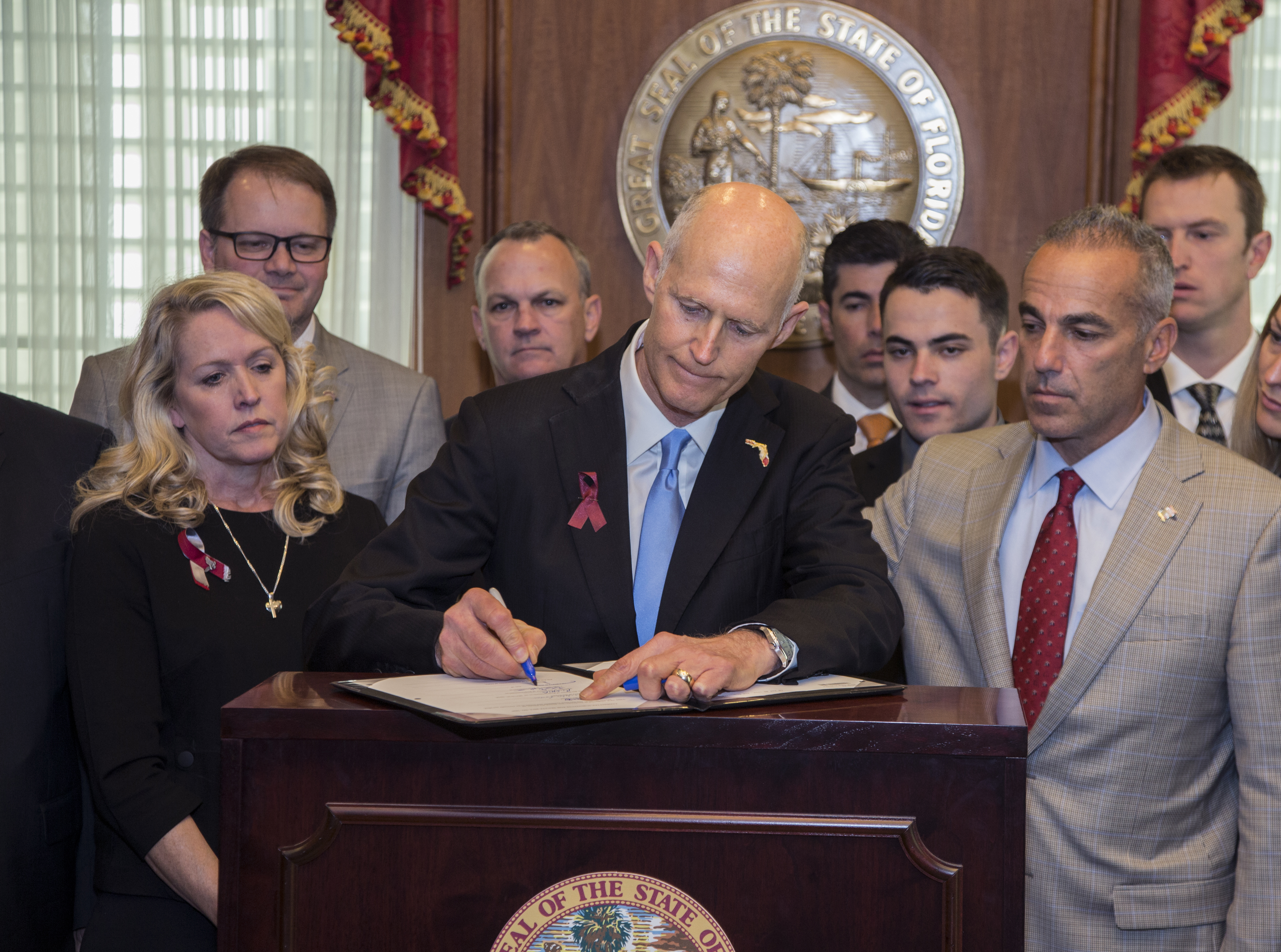 Gobernador de Florida aprueba ley que permite armar a profesores