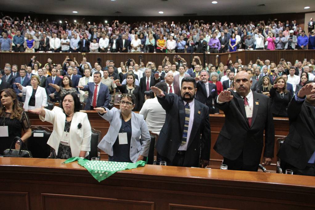 Entre gritos e insultos se instaló la LXIII Legislatura local en Sinaloa