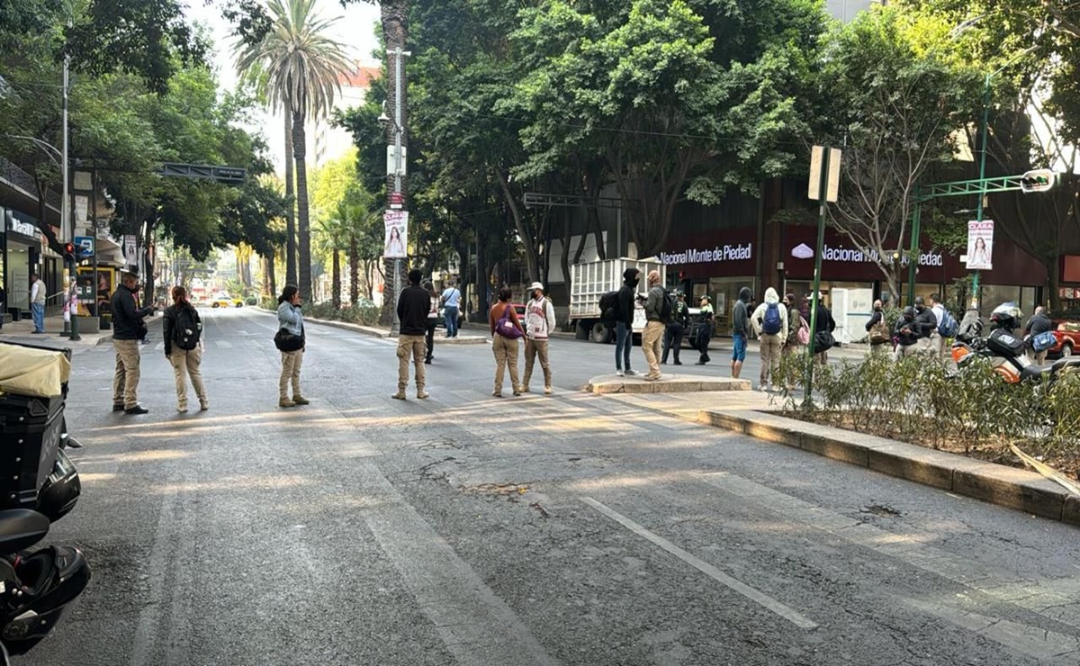 Elementos de la policía turística bloquean calles en alcaldía Cuauhtémoc; denuncian acoso laboral y arrestos injustificados