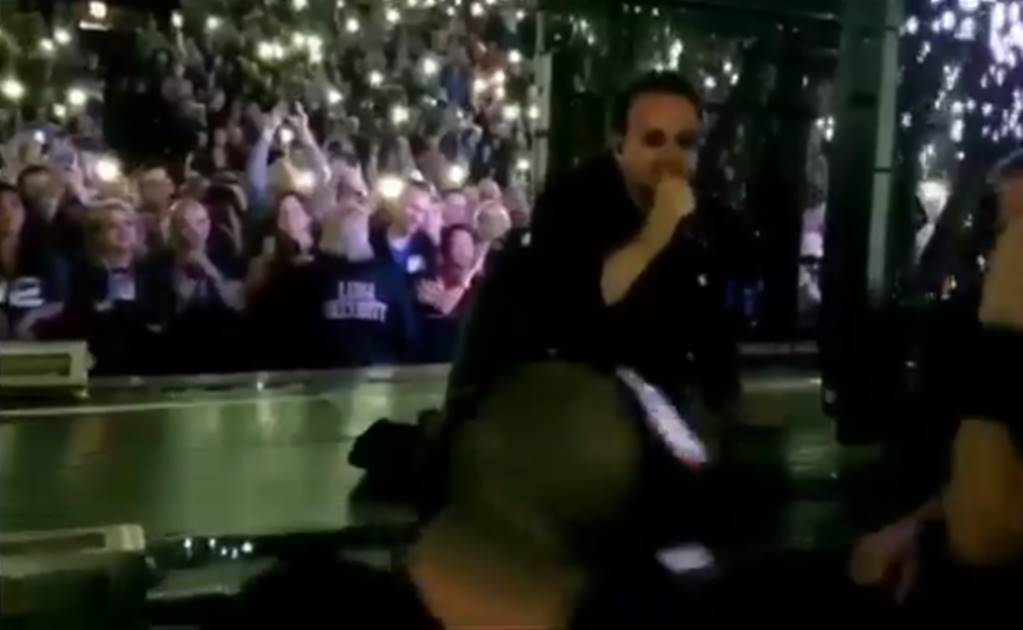 Bono sufre caída y canta desde el suelo 