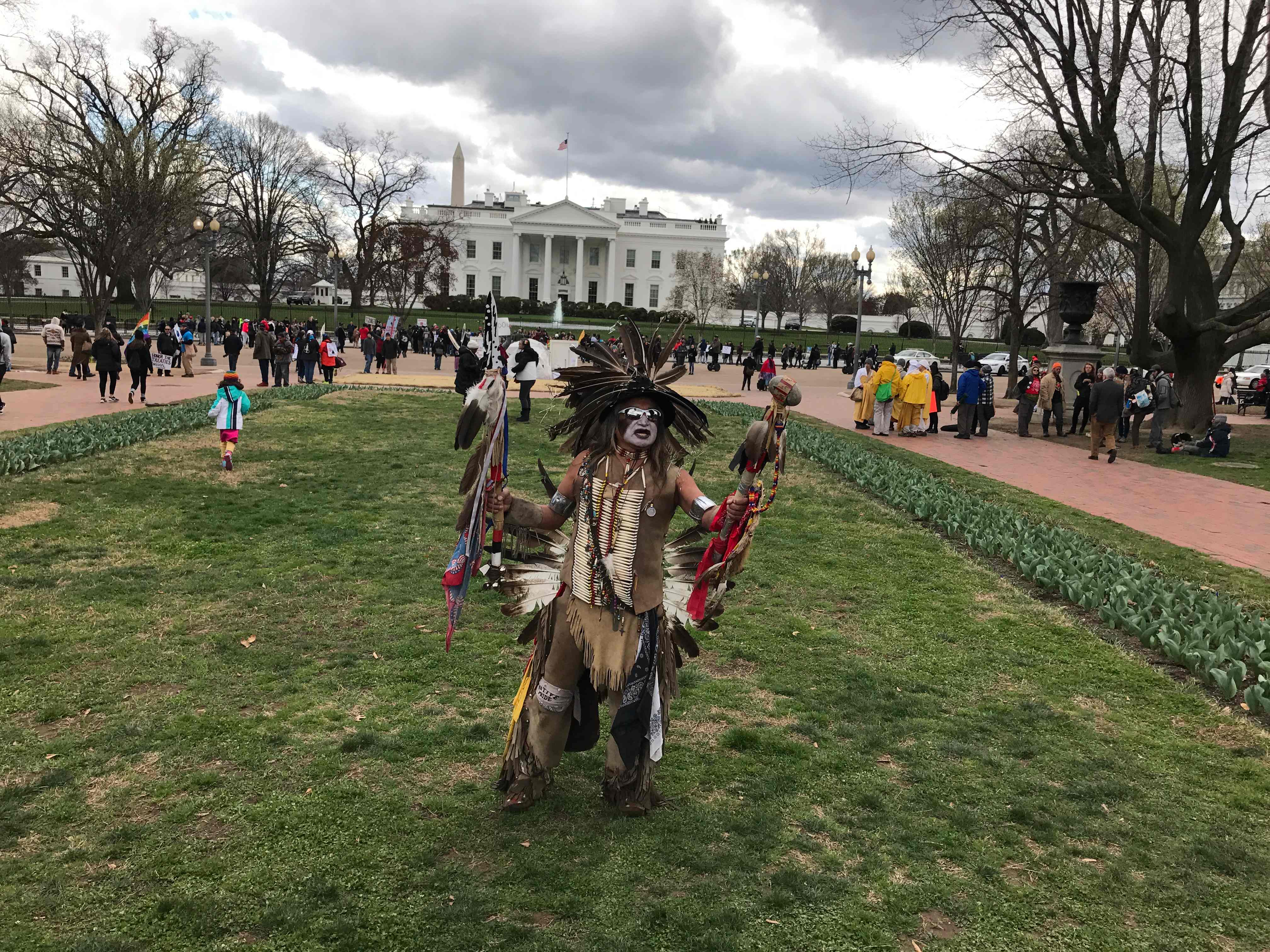 Indígenas protestan frente a la Casa Blanca contra oleoducto