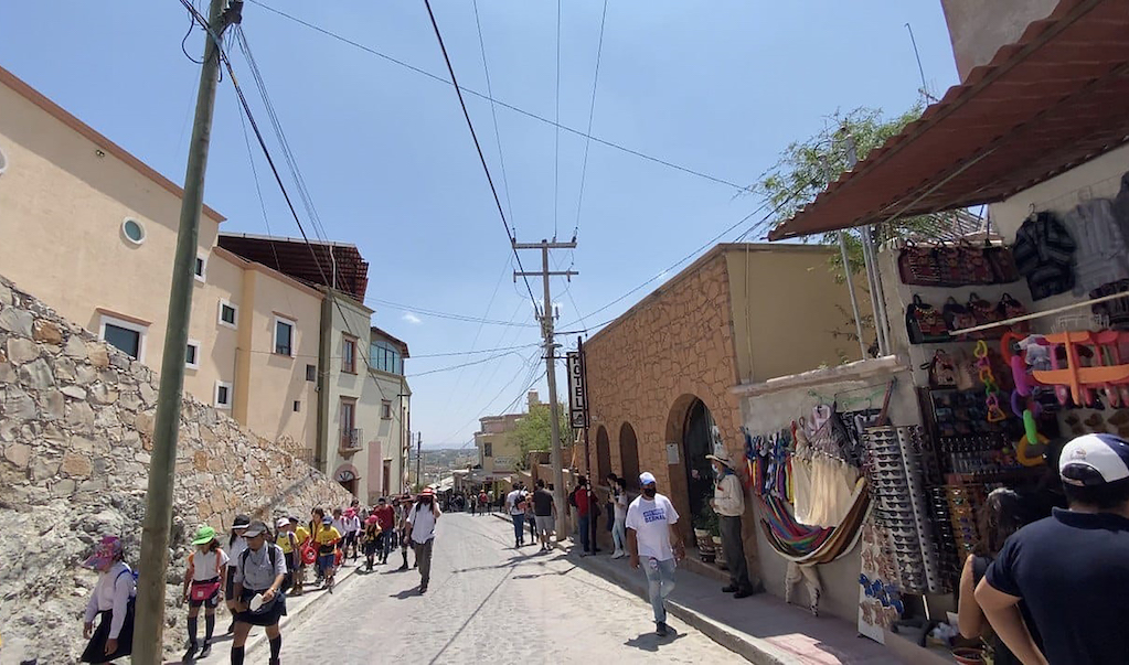 “Vienen más turistas a Bernal que a Querétaro”; pueblo mágico mejora ocupación hotelera 