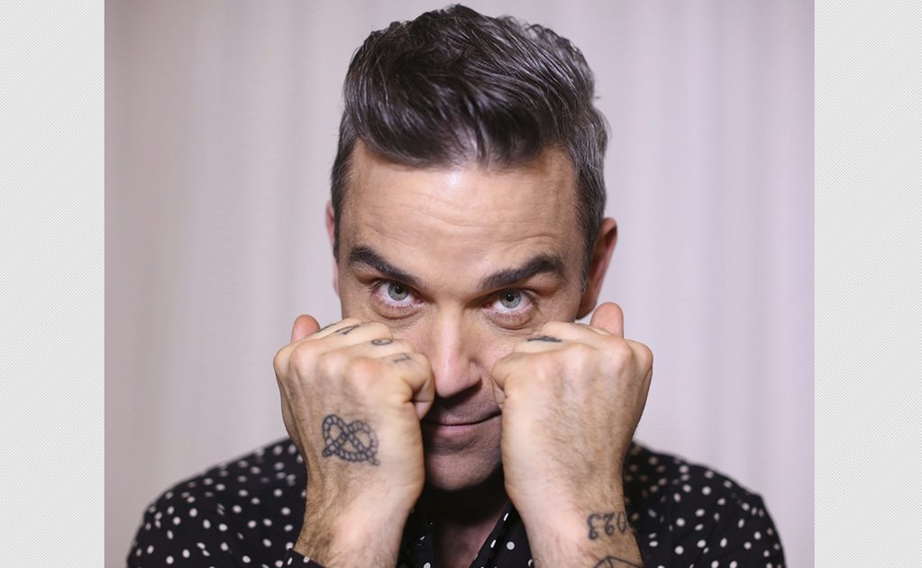 Robbie Williams responde a polémica por desinfectarse tras tocar a fans
