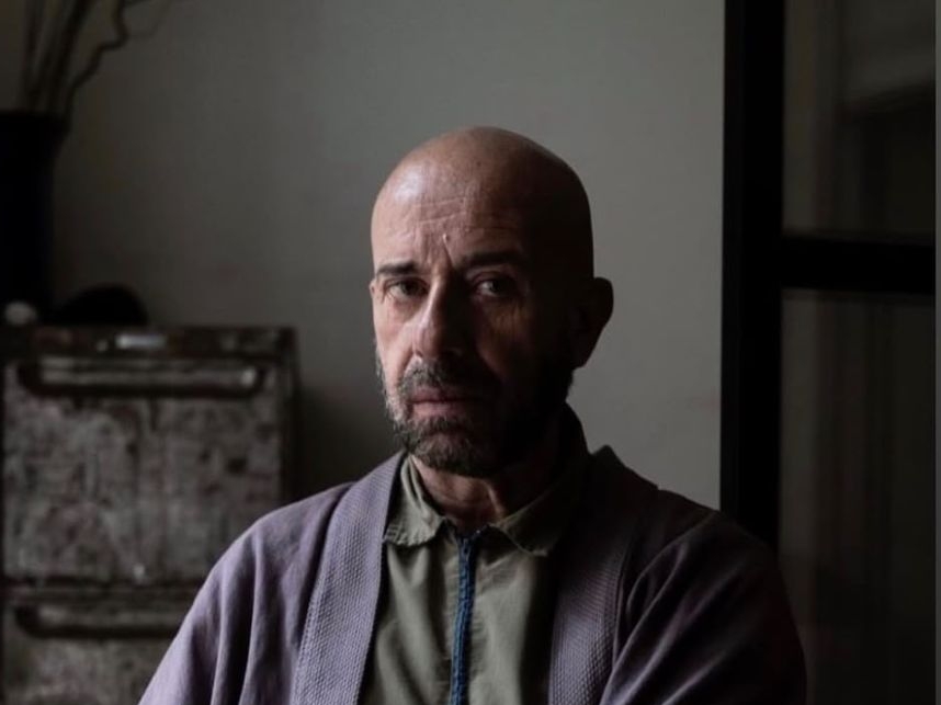 El escritor Mario Bellatin estudió Teología y Cine. Tiene más de 80 libros publicados, y ha obtenido, entre otros, los premios Xavier Villaurrutia, Mazatlán de Literatura y Barbara Gittings Literature Award. CRÉDITO: ALAN CARRANZA