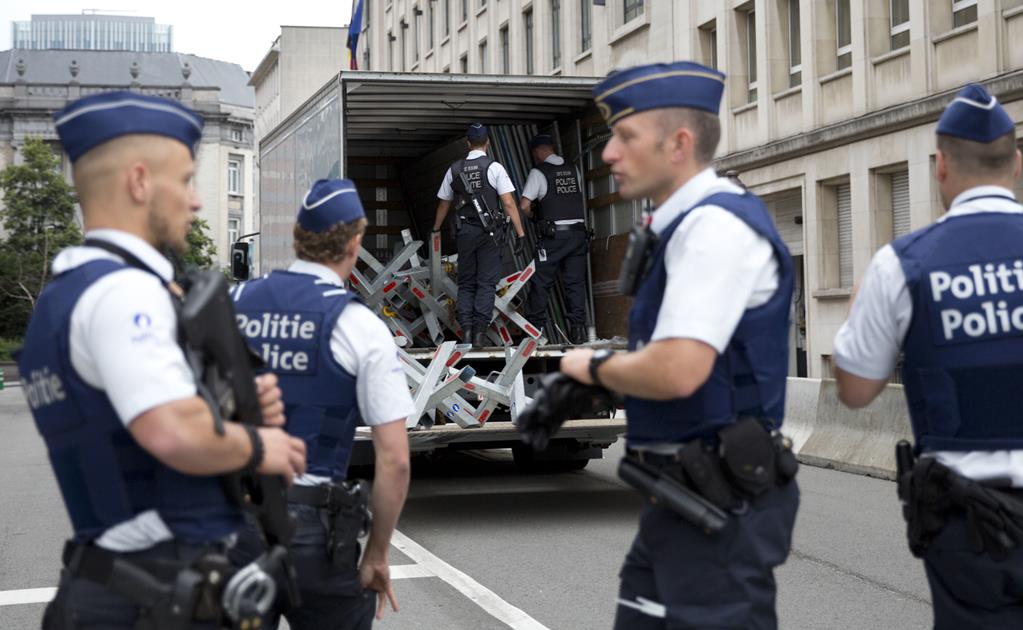 Agresor de policías en Bélgica intentó regularizar su situación