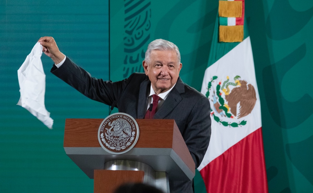 Ya los jóvenes no usan pañuelo ni peine ni camiseta ni nada, dice AMLO