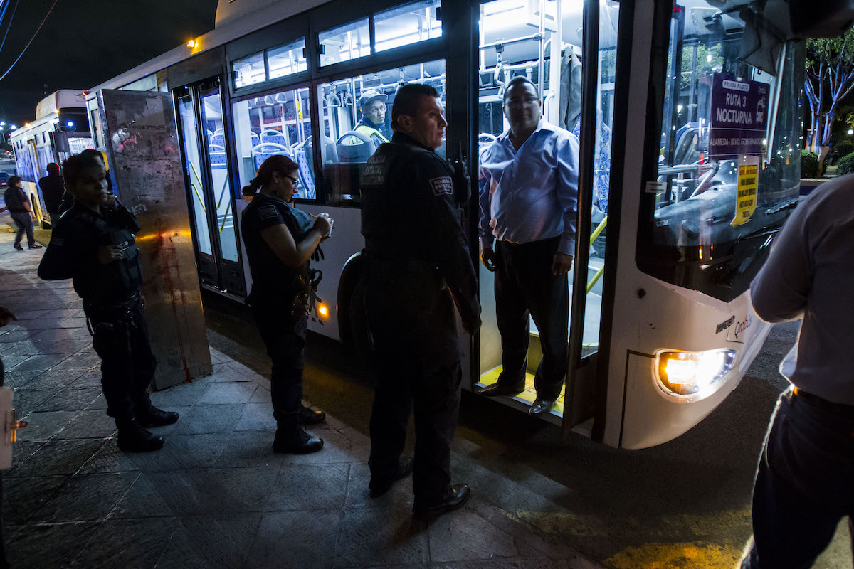 Buscan dar transporte nocturno a trabajadores