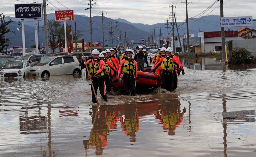 Mujer muere tras caer de helicóptero que la rescató del tifón "Hagibis" en Japón