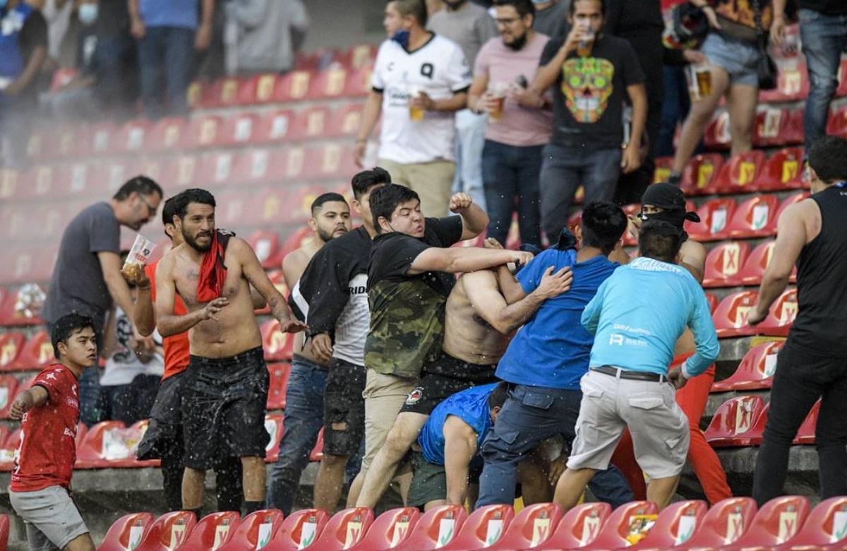 “¡Basta ya!”: ONG llaman a regular venta de alcohol en estadios ante violencia en partidos de la Liga MX 