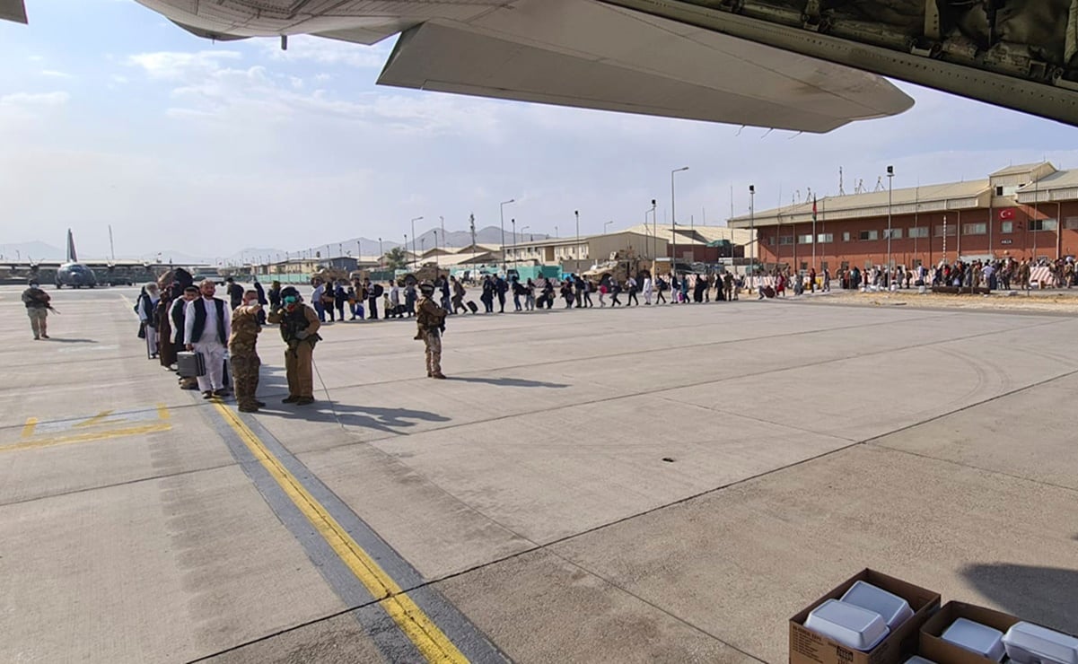 Reportan al menos 7 muertos en incidentes en el aeropuerto de Kabul