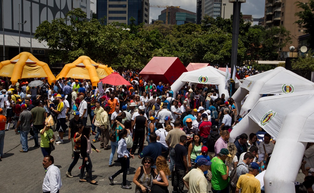 Inicia masiva recolecta de firmas para revocar a Maduro