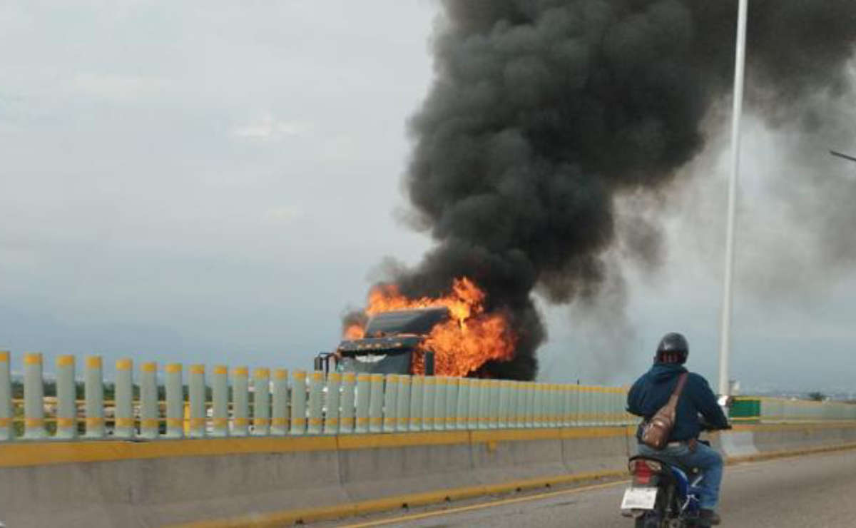 VIDEO: Se incendia tráiler que transportaba varillas en la México-Acapulco
