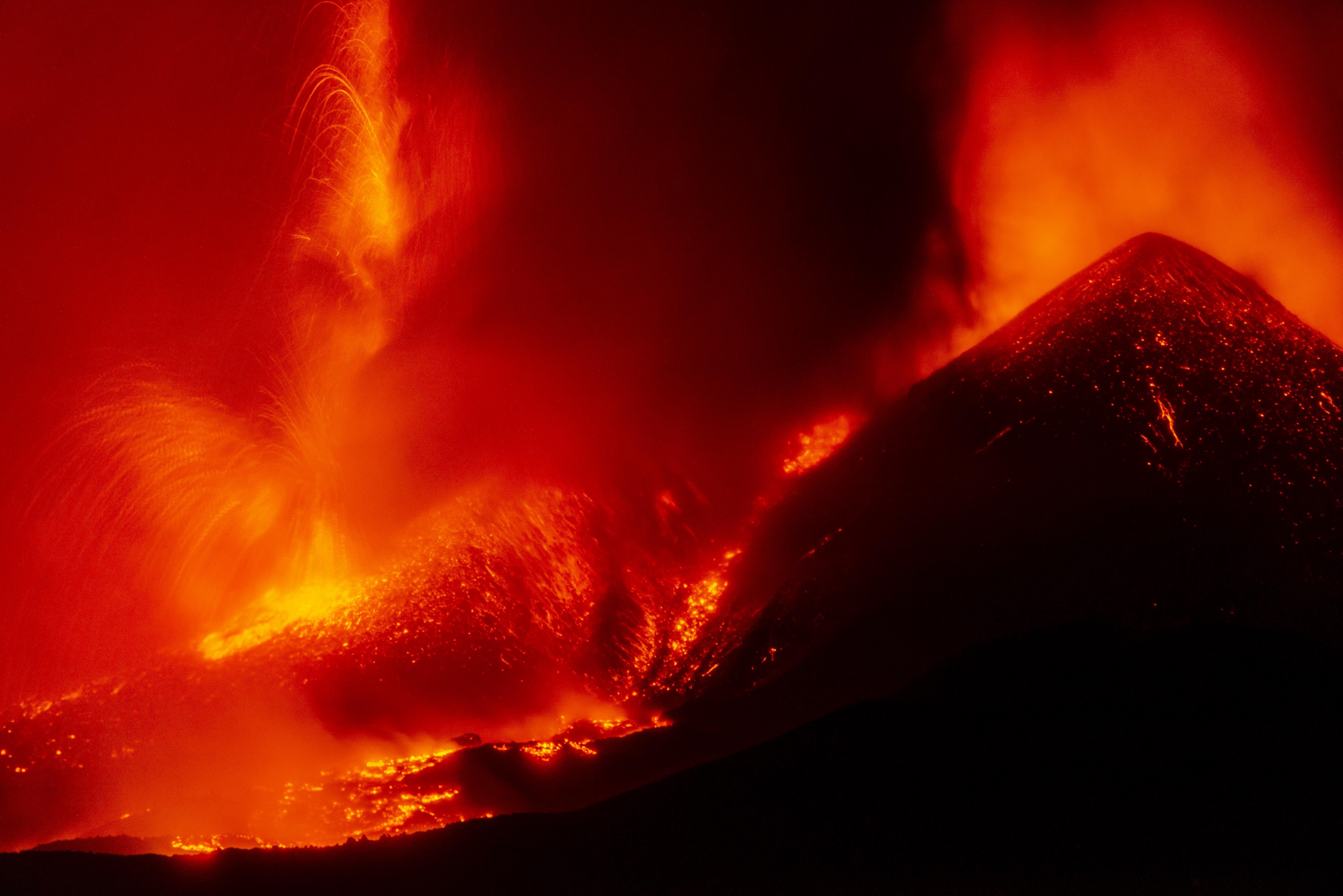 Caos en Sicilia: Erupción del Etna obliga a cierre del aeropuerto en temporada alta de turismo. VIDEO