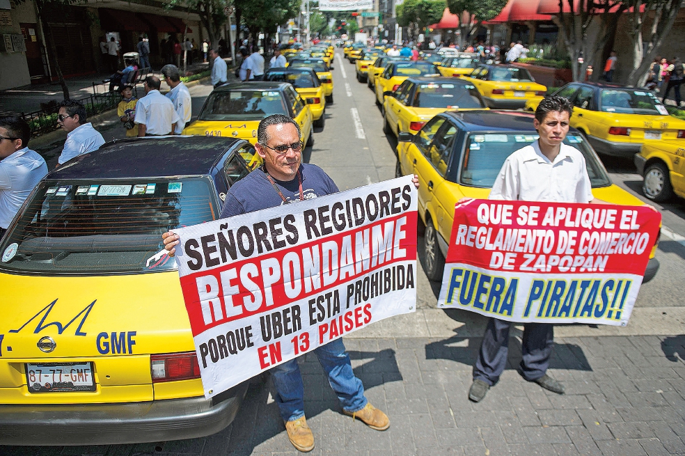 Paran taxistas en protesta contra Uber