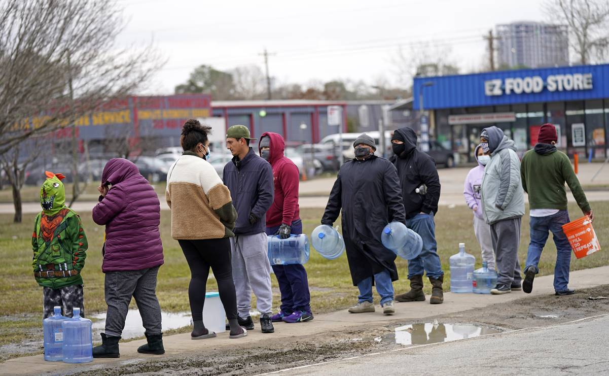 En medio de bajas temperaturas, se registran largas filas en Texas para conseguir agua potable