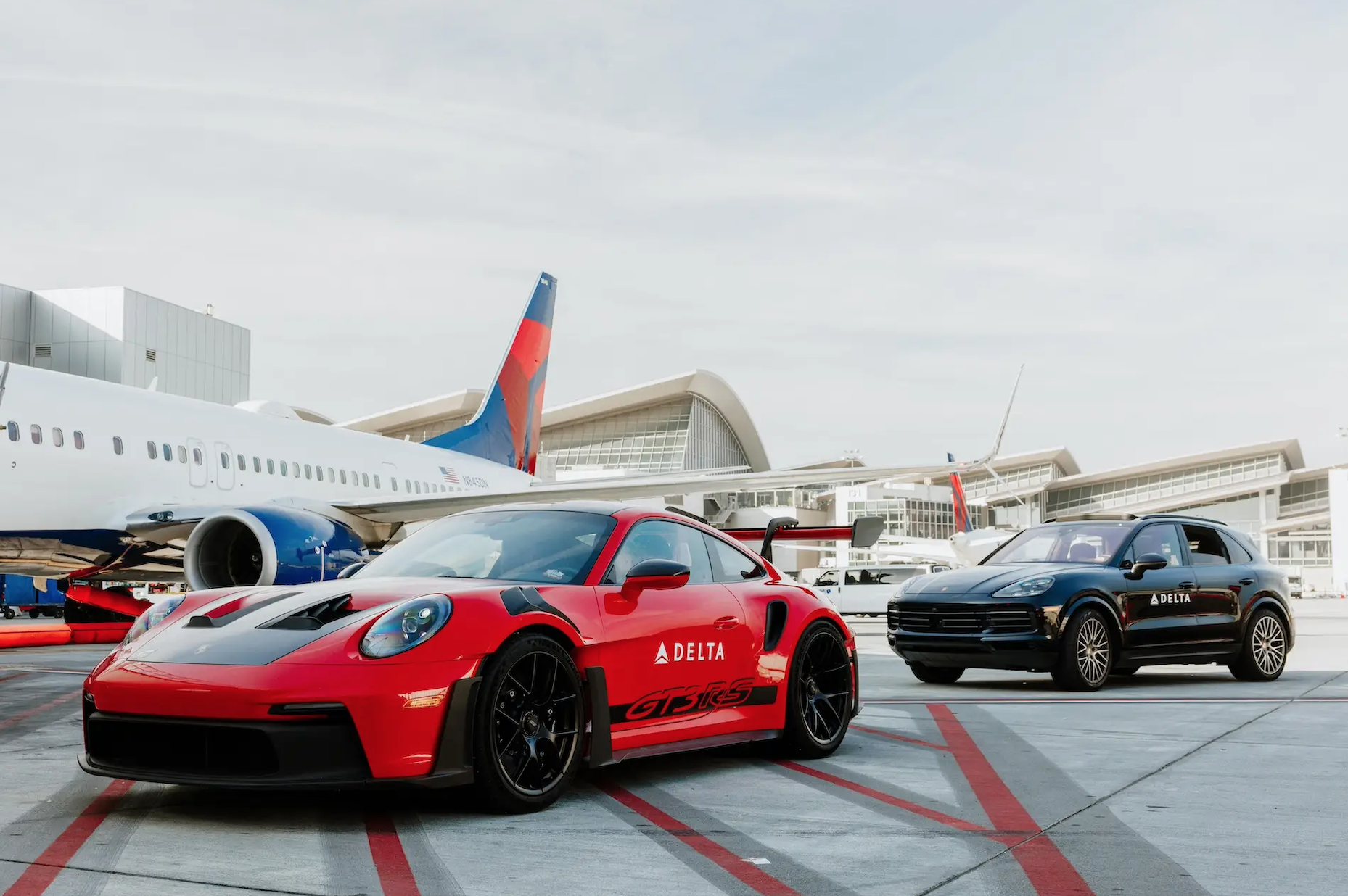 En este aeropuerto usan un Porsche 911 GT3 para transportar pasajeros