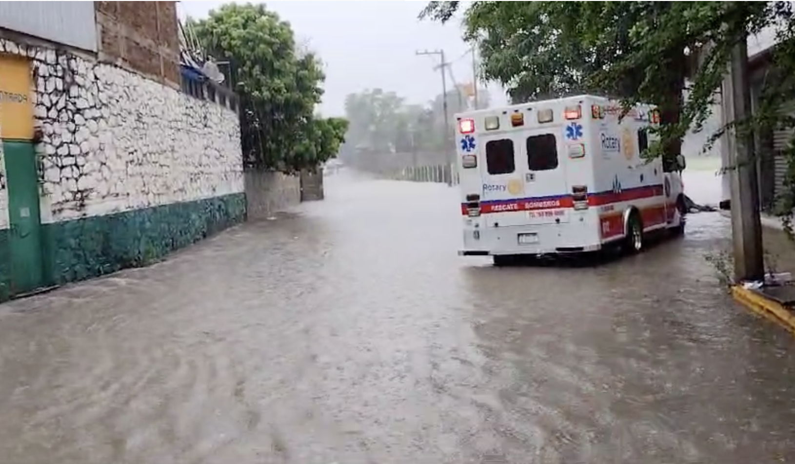 Mujer quedó atrapada en automóvil por calle inundada en Huejutla