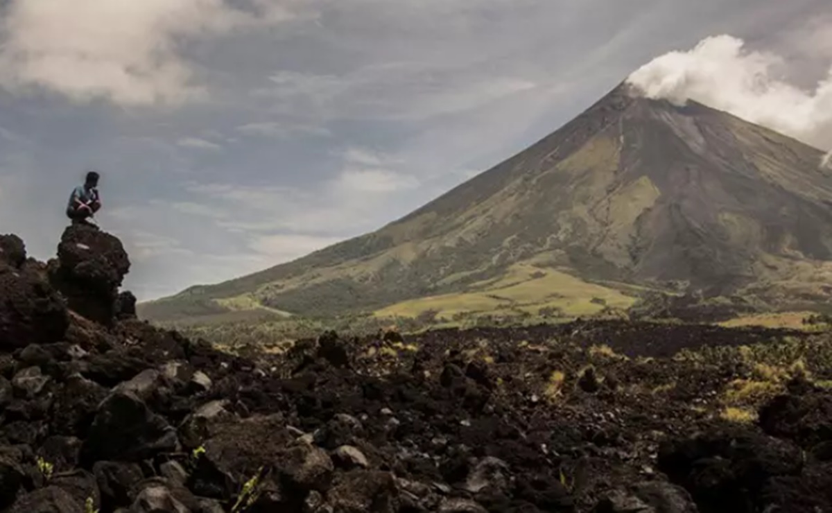 Filipinas eleva el nivel de alerta por el volcán Mayón; pide a los residentes desalojar la zona
