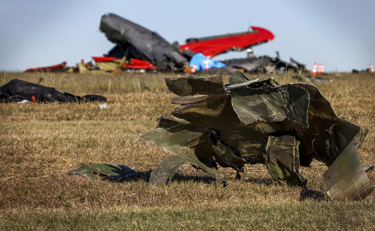 Identifican a las 6 víctimas del choque de aviones en show aéreo de Dallas