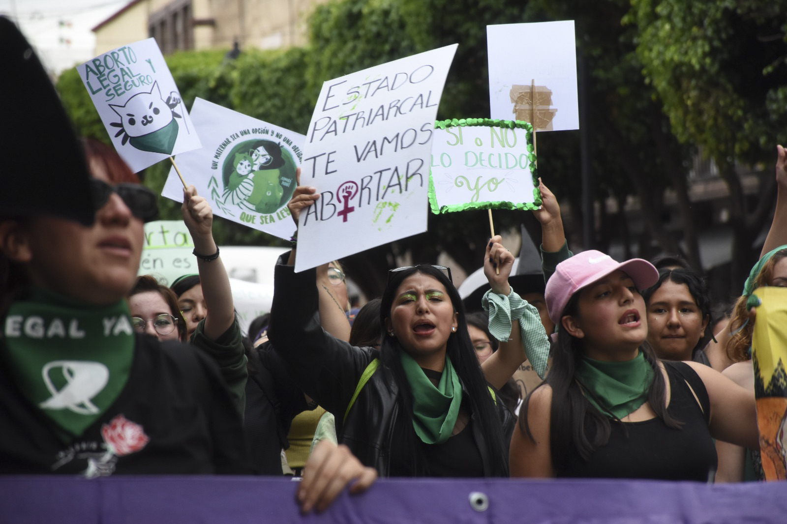 Mujeres exigen en las calles de Querétaro aborto gratuito y legal para todas
