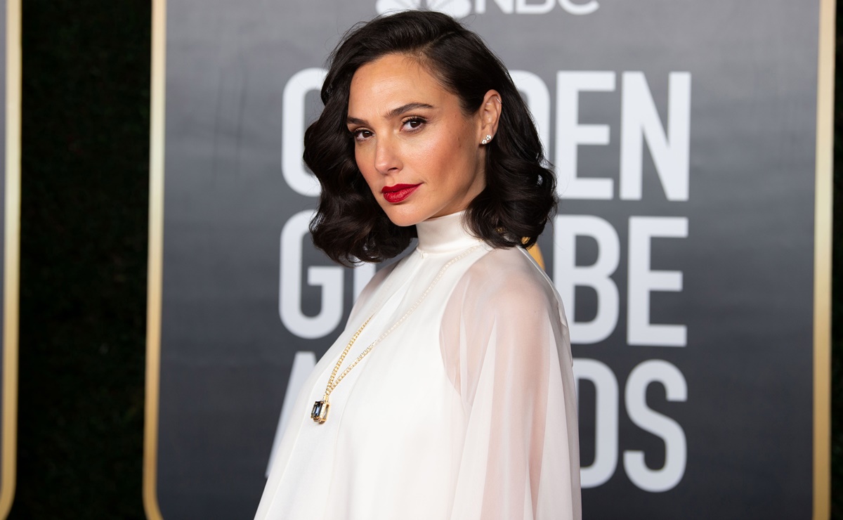 Gal Gadot conquista los Globos de Oro con minivestido y transparencias 