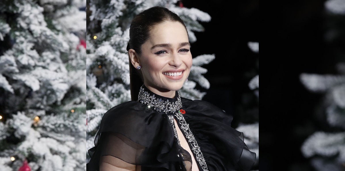 Emilia Clarke deslumbra con vestido negro de escote al centro