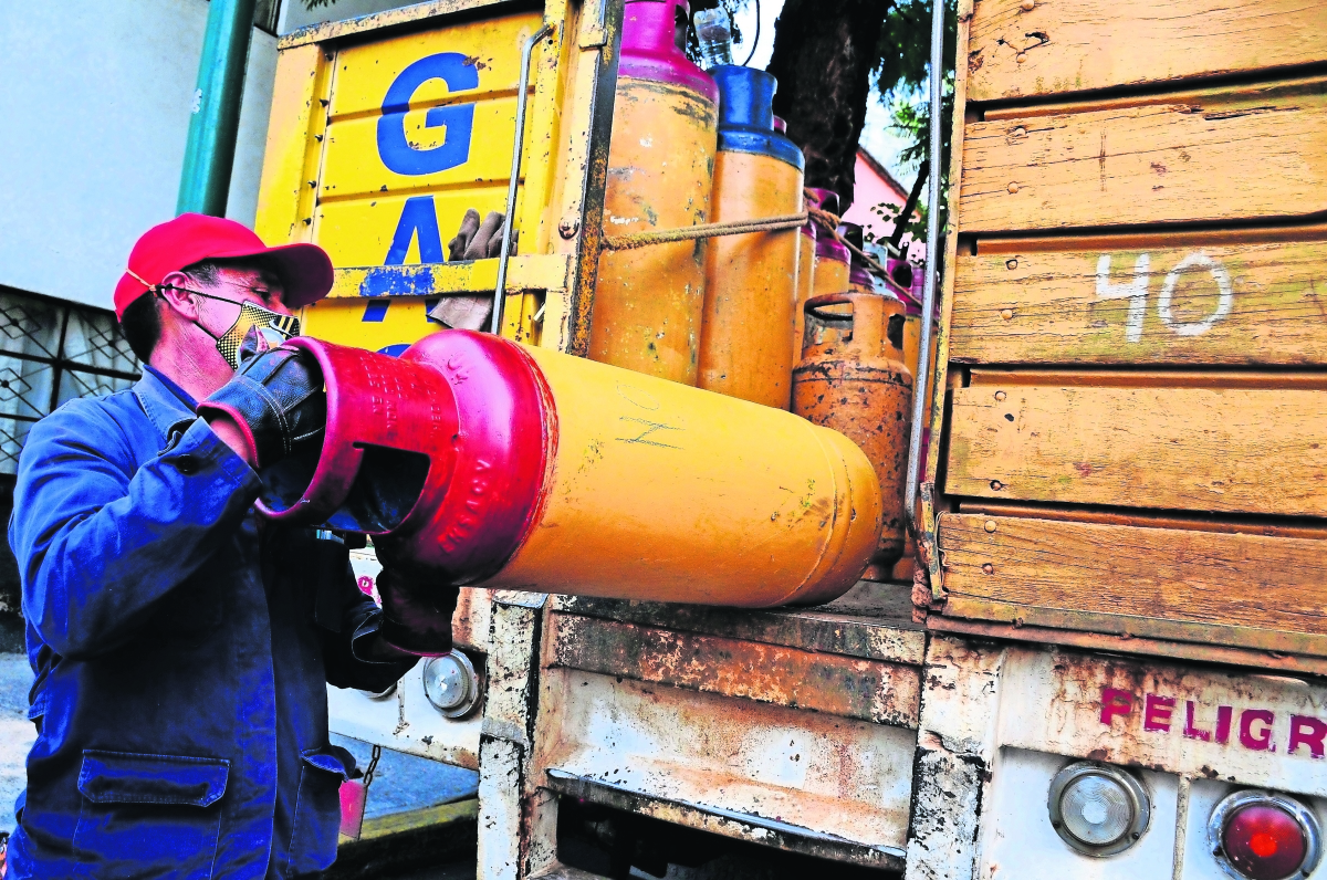 El gas LP y la gasolina regular tienen alza récord en precios 