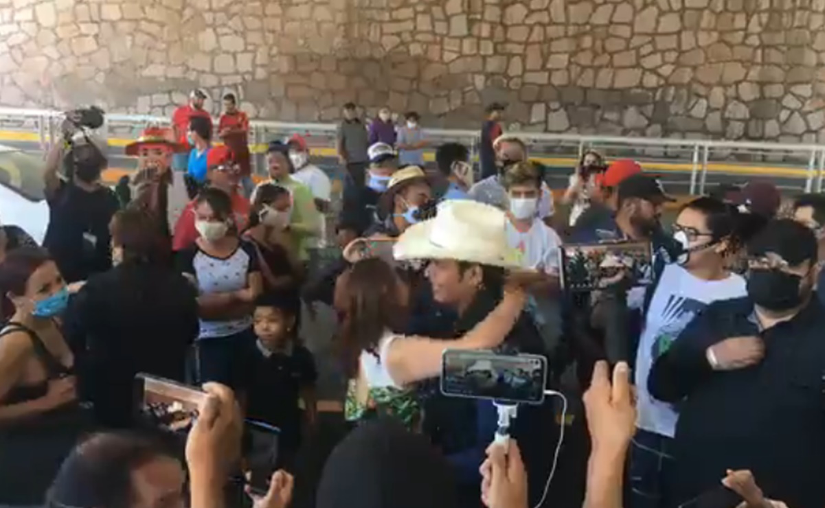 Sin medidas sanitarias, grupero y su hermana regidora entregan despensas en Zacatecas