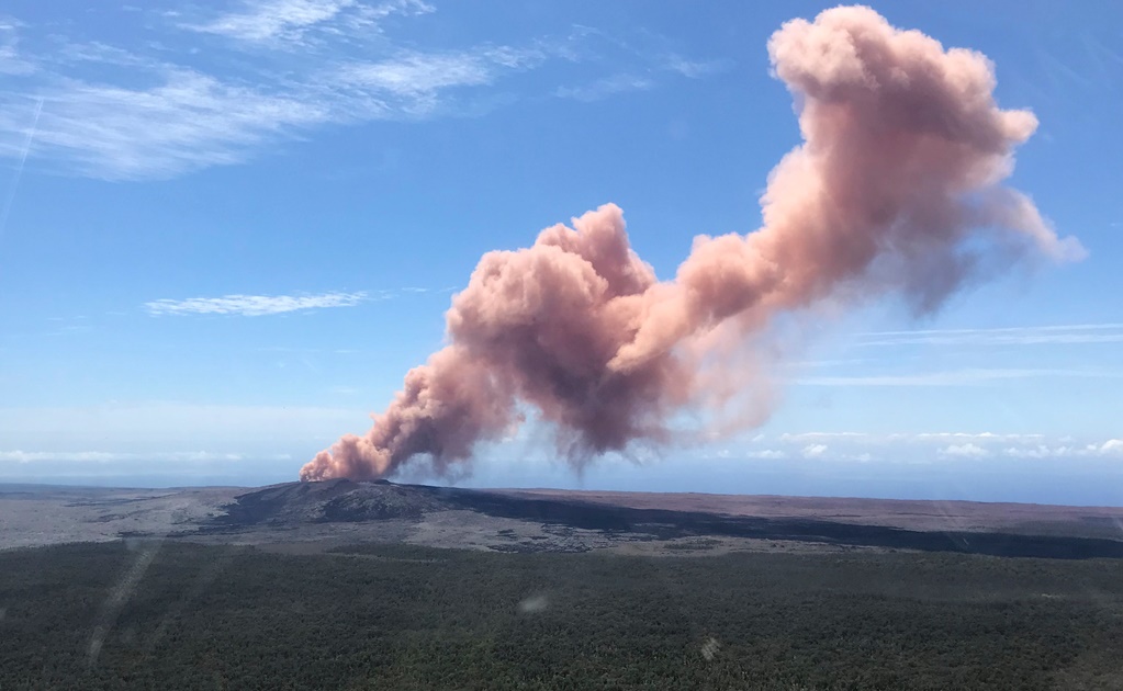 Piden evacuar hogares por erupción de volcán en Hawai