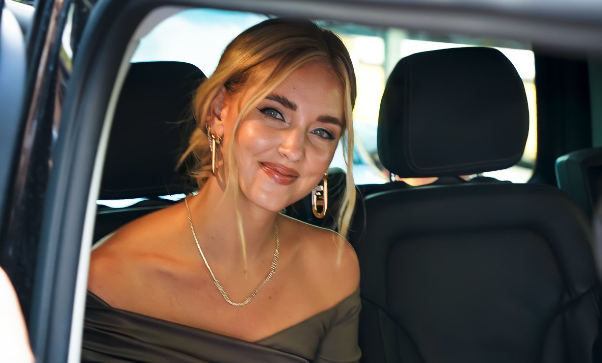 Chiara Ferragni vuelve a encender sus redes con blusa veraniega y transparente