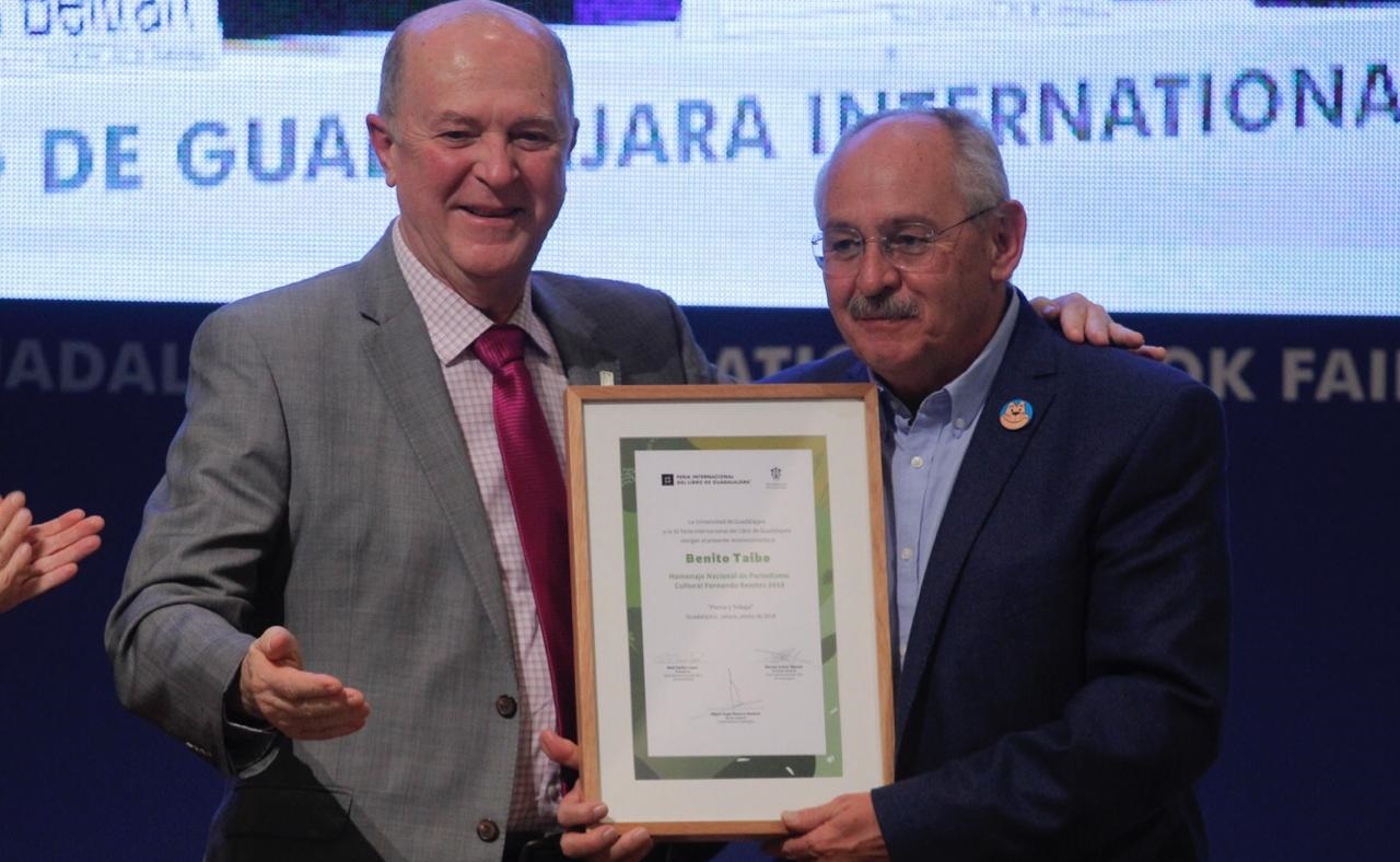 Benito Taibo recibe el premio Fernando Benítez en la FIL