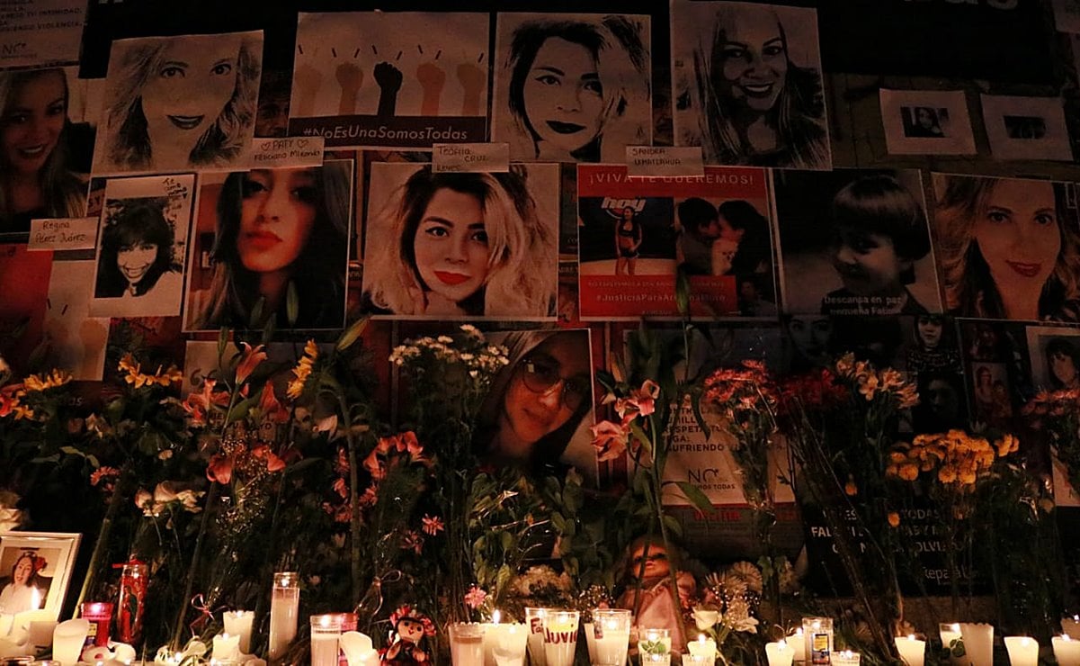 Instalan ofrenda para víctimas de feminicidio en el Ángel de la Independencia