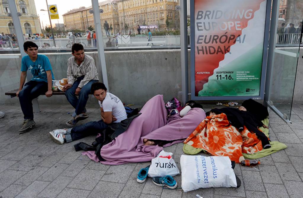 Hungría: mantienen cerrada a migrantes estación de Budapest