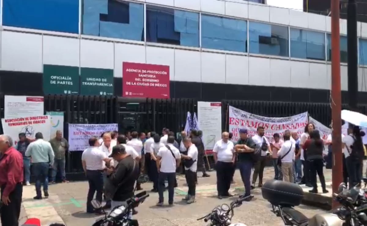 Trabajadores de funerarias cierran avenida Flores Magón; denuncian trámites engorrosos en Salud CDMX