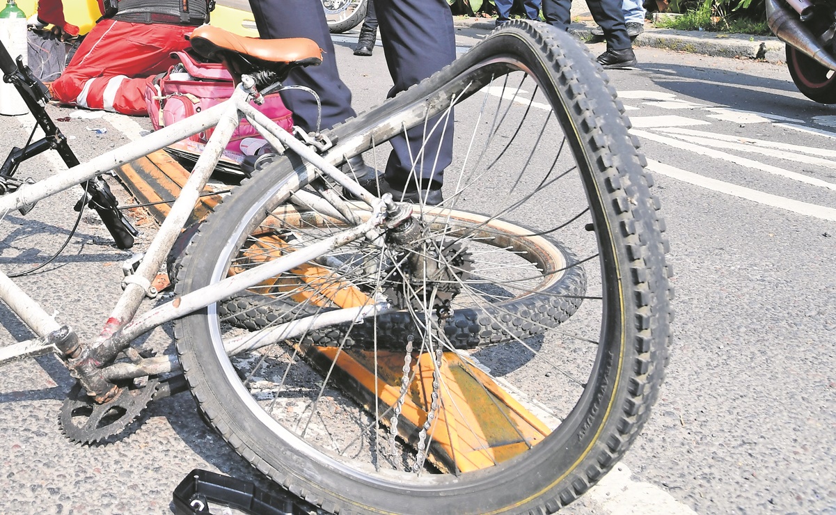 Ciclista se pasa el semáforo rojo y queda grave tras ser atropellado por moto en CDMX