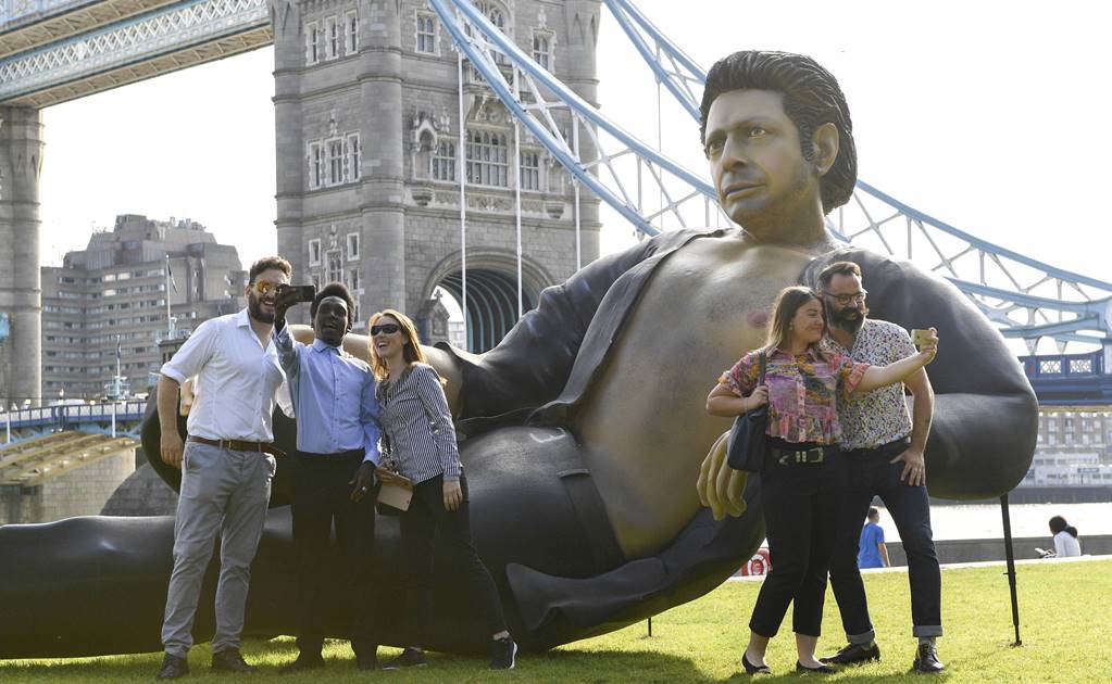 Estatua de Jeff Goldblum marca 25 aniversario de "Jurassic Park"