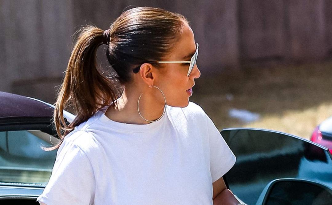 Jennifer Lopez, irreal con mini shorts y kimono de paseo en Italia